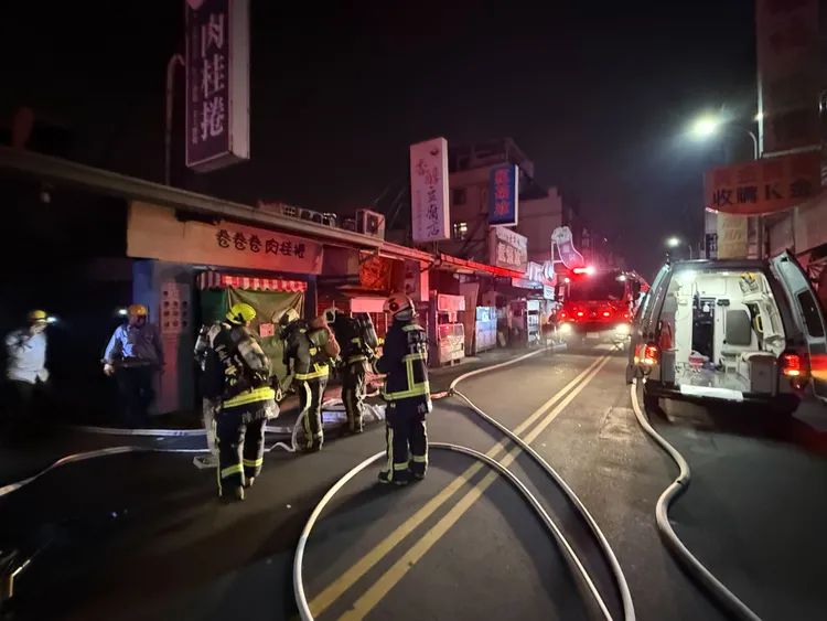 第五市場大火，台中市消防局出動60多人到場搶救。民眾提供