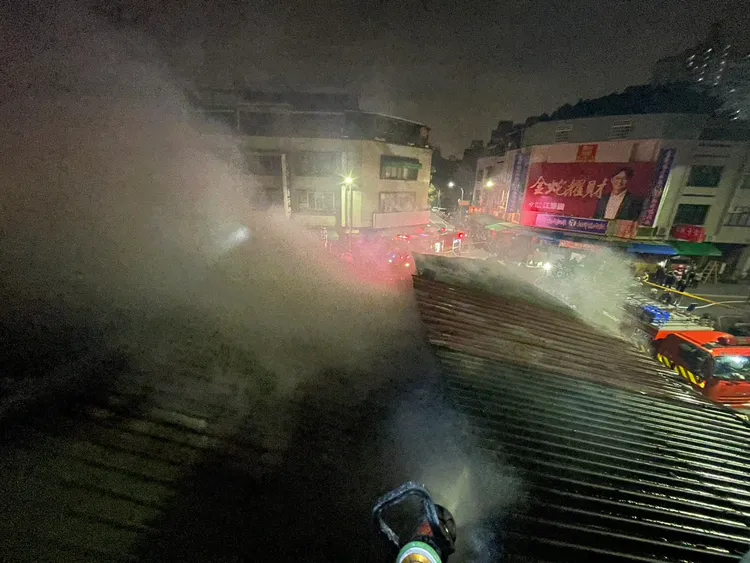 火舌從市場內部冒出，波及路邊店面。民眾提供