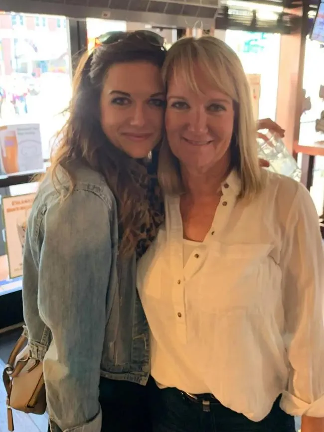 凱蒂與母親合影。翻攝自Kennedy News