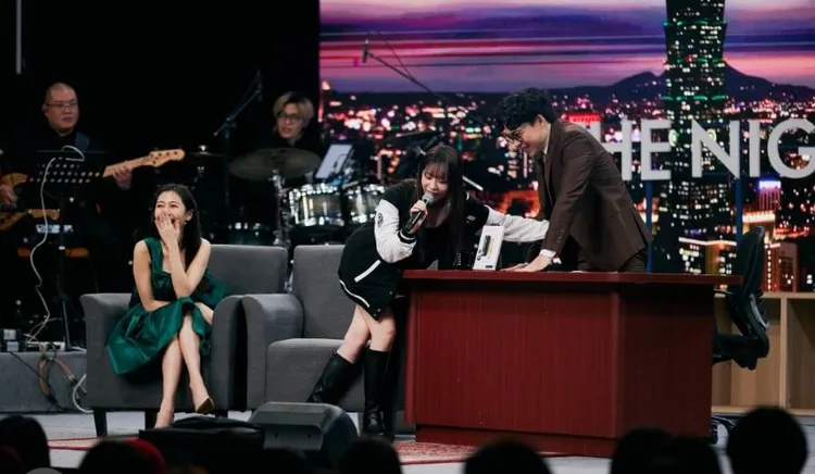 赤鬼伯伯（中）直接伸手摸賀瓏（右）的肚子，讓他害羞不已。薩泰爾娛樂提供