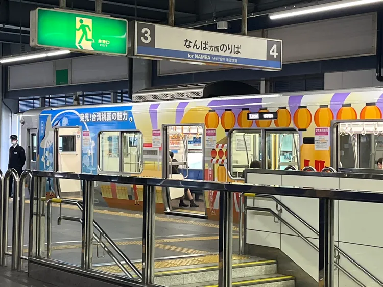 桃園風光躍上日本鐵道，「発見！台湾桃園の魅力」彩繪列車啟航。觀旅局提供