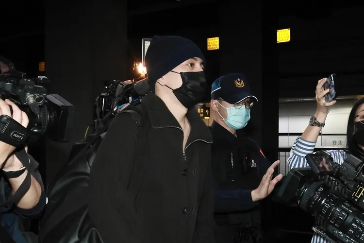 王大陸完成相關手續，準備搭火車前往成功嶺。彭欣偉攝