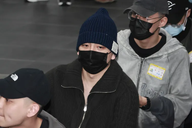 王大陸面露疲態現身北車入伍報到。彭欣偉攝