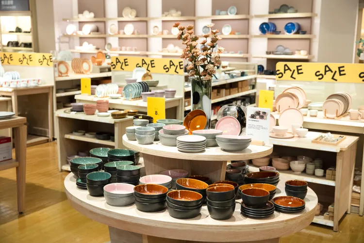 HOLA蒐羅來自世界各地的質感餐具，除了來自瑞典的Sagaform、日本KINTO、丹麥Bitz等，近400款餐茶商品改裝出清期間五折起。業者提供