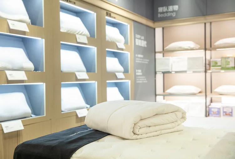 長期主義者則可以購入高質感的100%法國羊毛防蟎冬被，子母扣設計可結合另一條被子使用，自由調節冷熱，目前優惠價只要1140元。業者提供