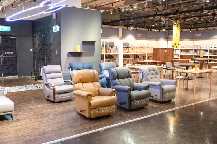 HOLA獨家代理的機能沙發領導品牌La-Z-Boy，屬於平常較難入手的旗艦價格，改裝出清期間少量展示品下殺至五折。業者提供