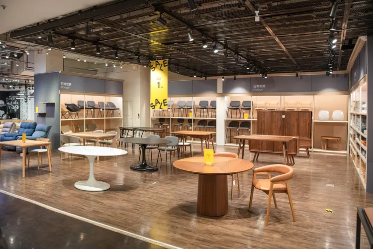 如ACTONA等丹麥品牌實木吧檯椅、餐椅、置物櫃等傢俱也都參與五折出清。業者提供