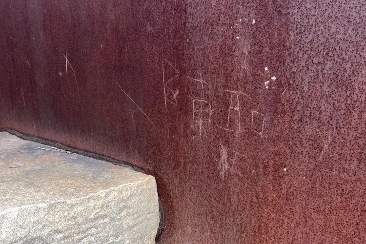 高美館戶外作品遭塗鴉，還簽下姓名。翻攝高美館臉書