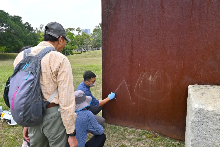 高美館戶外作品遭塗鴉，館方請專家修復。翻攝高美館臉書