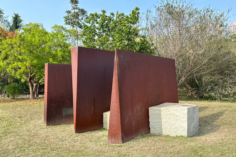 高美館戶外作品遭塗鴉，館方請專家修復。翻攝高美館臉書