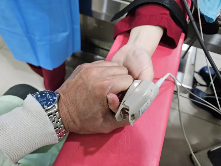 馬力歐緊緊牽著老婆的手。翻攝馬力歐臉書