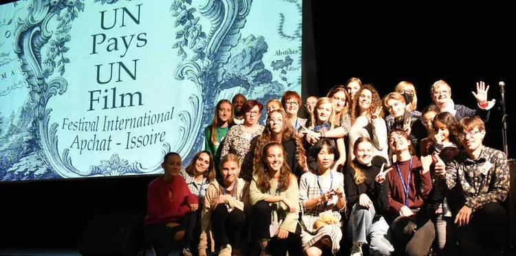 法國「一國一片」國際影展由台南女兒黃淑清（前中）與丈夫夏布里亞（前右1）共同創辦，至今已邁入第16年，廣獲地方好評，也吸引許多人加入志工行列。 （黃淑清提供） 中央社