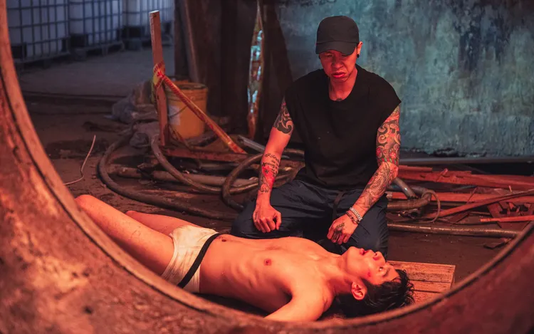 黃禮豐只穿內褲上陣，後為小春。華映娛樂提供