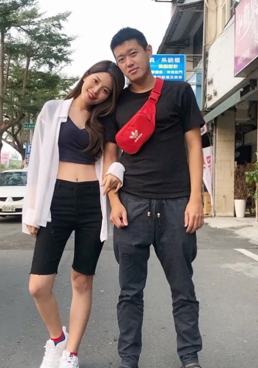 牛排與老婆妮妮很恩愛。翻攝牛排IG