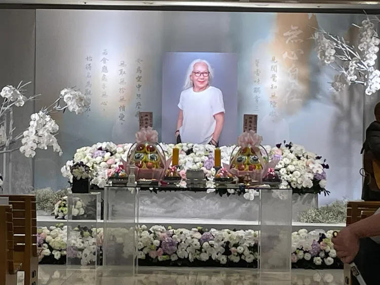 張母靈堂素雅。王思穎攝