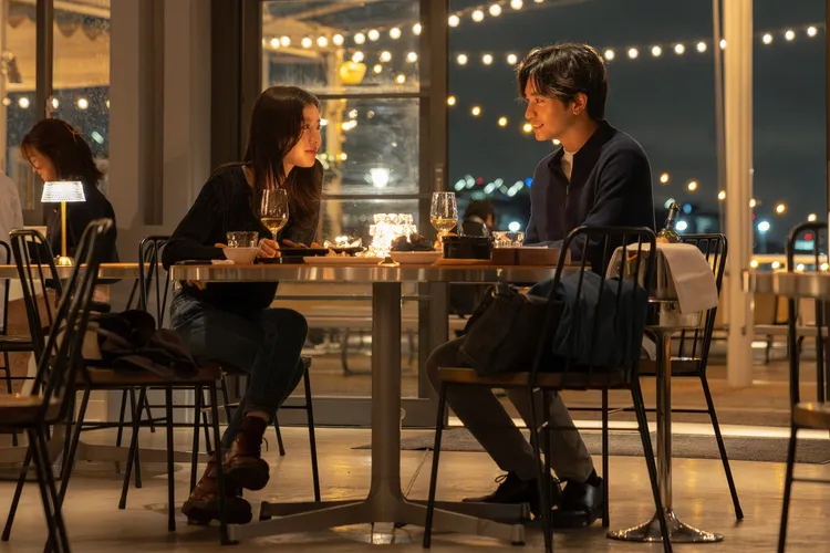 中島健人（右）片中在平行時空追回milet。甲上娛樂提供