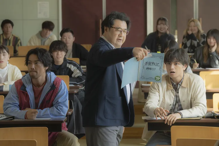 中島健人（右）戲裡飾演小說家，上課寫文被老師抓包。甲上娛樂提供