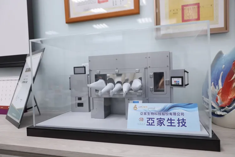 亞家生技創辦人吳坤烈表示，展望2025年，亞家生技規劃上市上櫃走向資本市場之路。彭欣偉攝