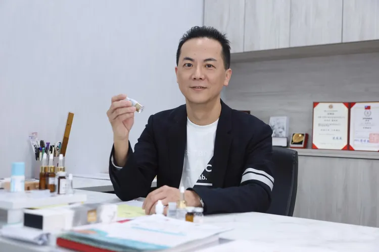 吳坤烈說，亞家生技耗時3年研發出「微型智能細胞製劑廠」，透過國內首創的「細胞製藥用無菌隔離裝置」，為製劑產線打造符合PIC/S GMP規範的整體解決方案。彭欣偉攝