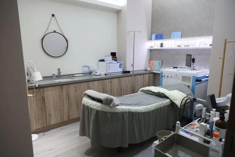 亞家生技從零開始建置場域，採「前診後廠」模式。彭欣偉攝