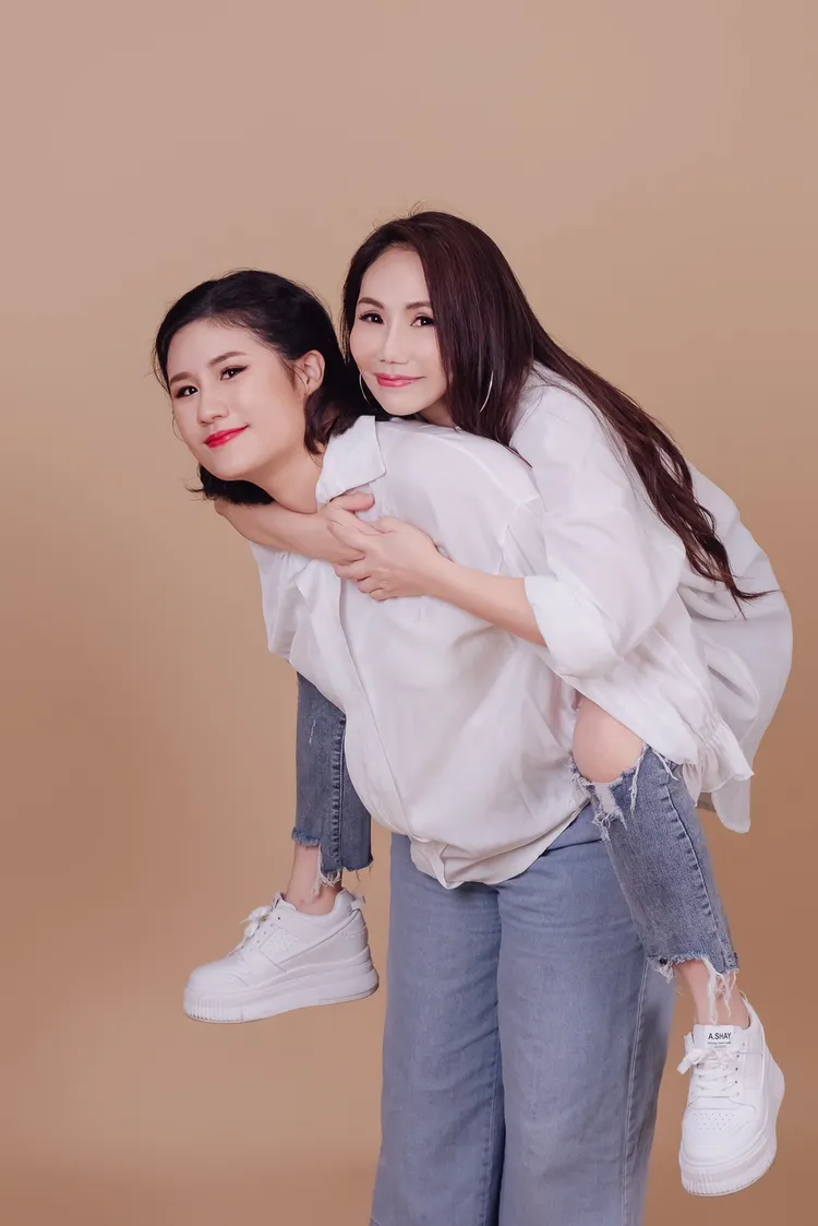 胡曉菁一直是單親媽媽，從女兒出生後，獨力撫養女兒郭主兒長大成人。HelloHellostudio 打招呼影像工作室提供