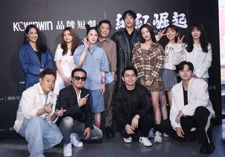 黃小柔拍短影音《網紅崛起》與陳為民、綠茶、王以路、玥熹、凌娜、芮、小官、翁綵芯、芬妮等眾演員們開心合照。彭欣偉攝