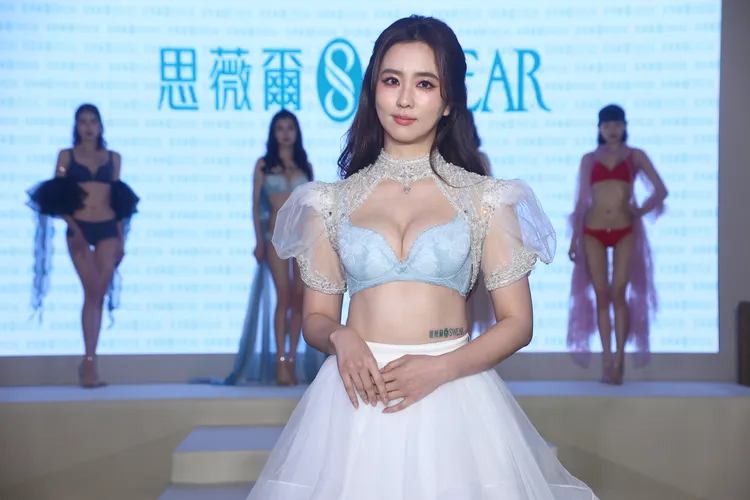 周曉涵有內衣女神封號。攝影中心攝