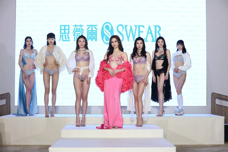 周曉涵（中）帶領內衣模特兒一起走秀。攝影中心攝