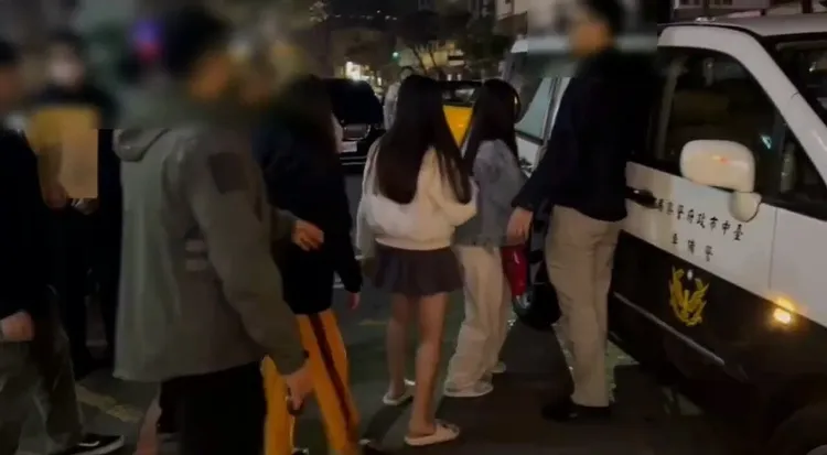 台中市西屯區1家平價KTV涉脫衣陪酒，警方帶回8名陪酒小姐，其中7人是越南籍，年齡最小僅22歲。民眾提供
