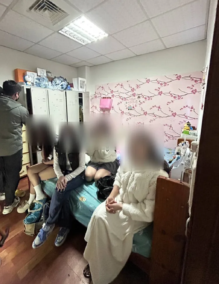 陪酒小姐全部躲進更衣室。民眾提供