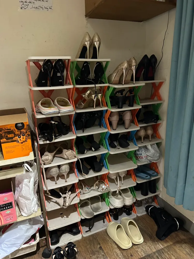 鞋櫃上滿是陪酒小姐的鞋子。民眾提供