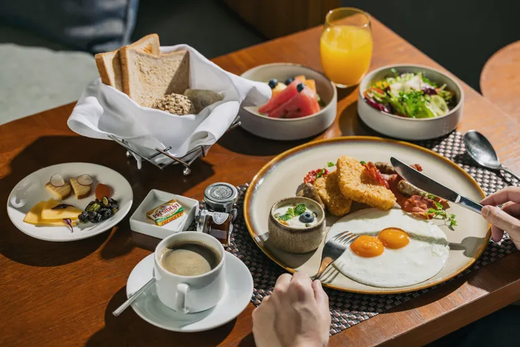 十一週年優惠券含不分平、假日享早餐買一送一優惠。慕軒飯店提供