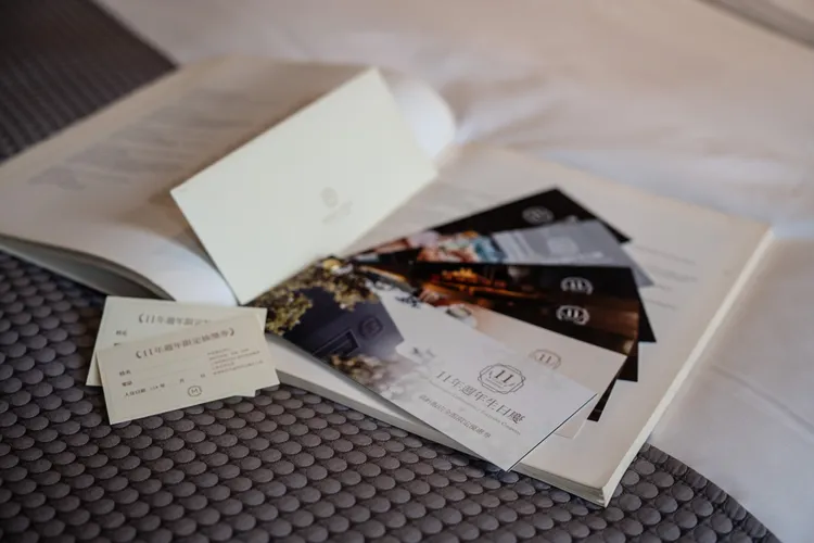 指定入住「11週年生日慶」贈「11週年限定優惠券」乙本。慕軒飯店提供