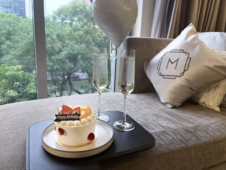 針對11週年餐飲優惠4/1至4/30四月壽星來飯店或慶生進行餐飲活動加碼，凡壽星四人同行即贈送四吋精選生日蛋糕乙個。慕軒飯店提供