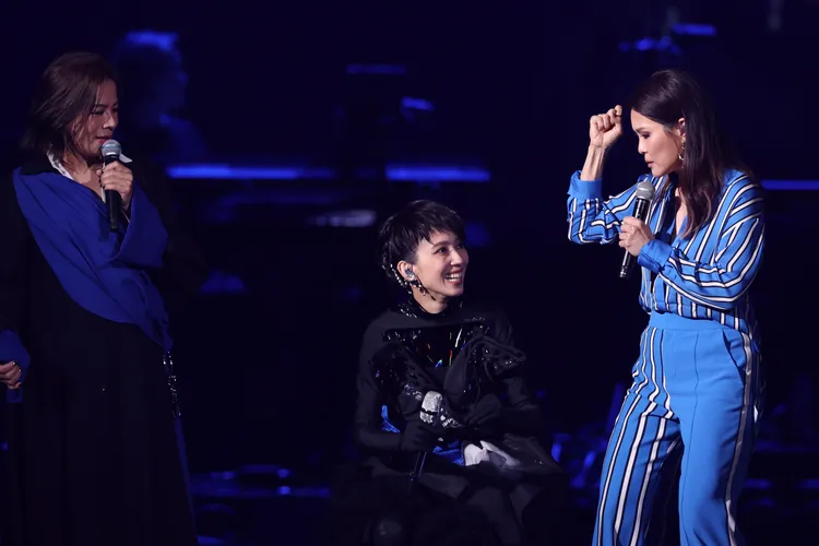 戴佩妮合體周蕙、江美琪被逗樂蹲坐在地上。彭欣偉攝