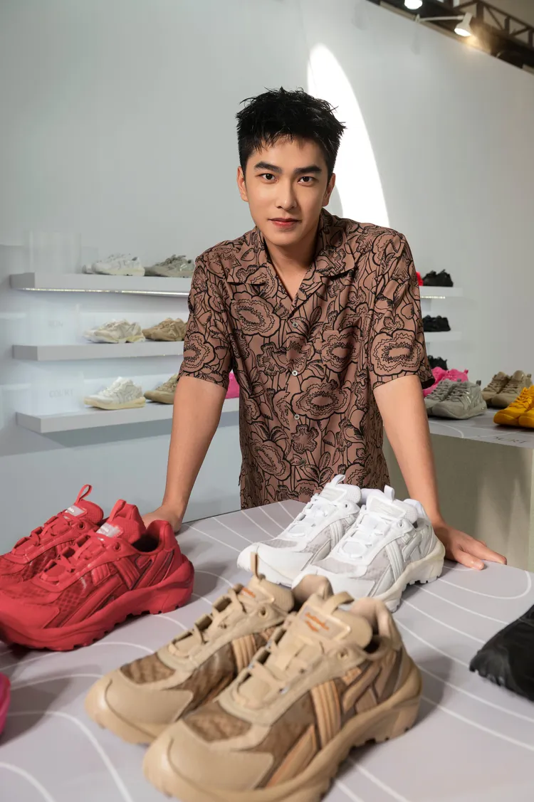 曾敬驊搶先感受「TIGTRAIL RS」的機能時尚。品牌提供