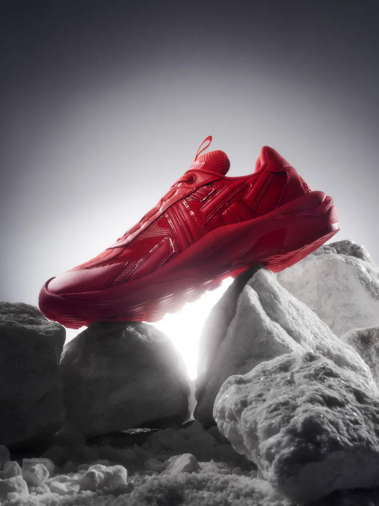 「ULTI RS」系列重新演繹Onitsuka Tiger Stripes「虎爪紋」。品牌提供