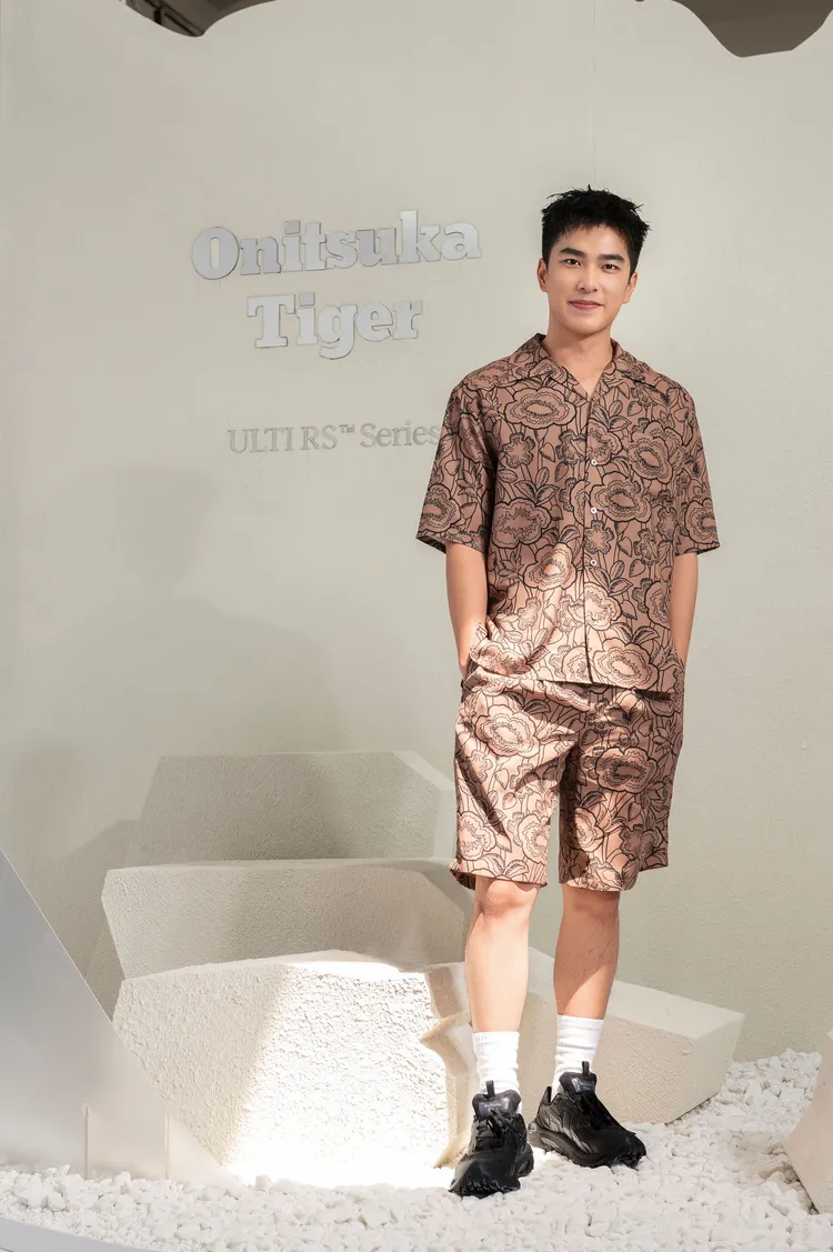 曾敬驊以棕色短袖襯衫、五分褲配上曜石黑「TIGTRAIL RS」鞋款。品牌提供