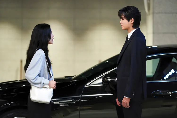 朴炯植（右）劇中愛上同事洪華蓮，沒想到她竟是會長的外孫女。Disney+提供