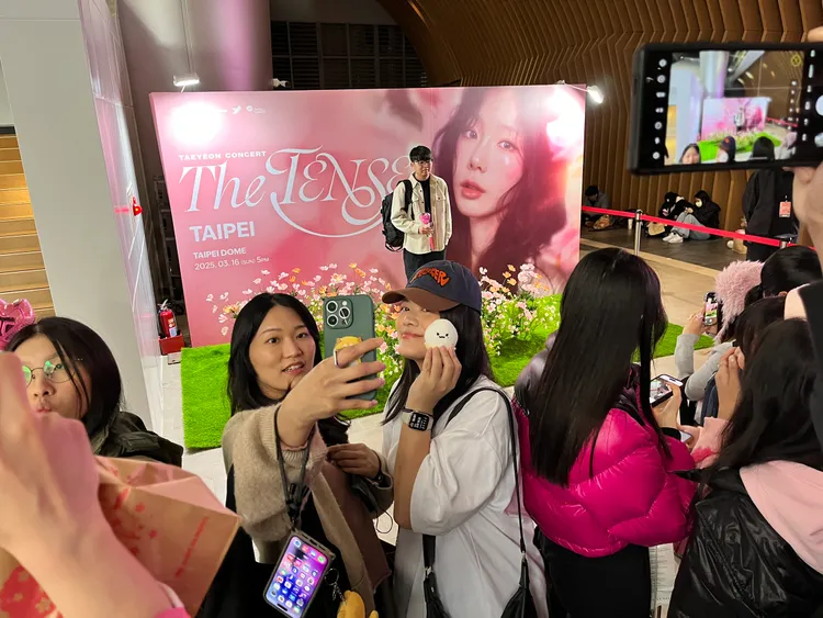 粉絲拿著太妍的Taenggeu雞蛋玩偶合照。莊宗達攝