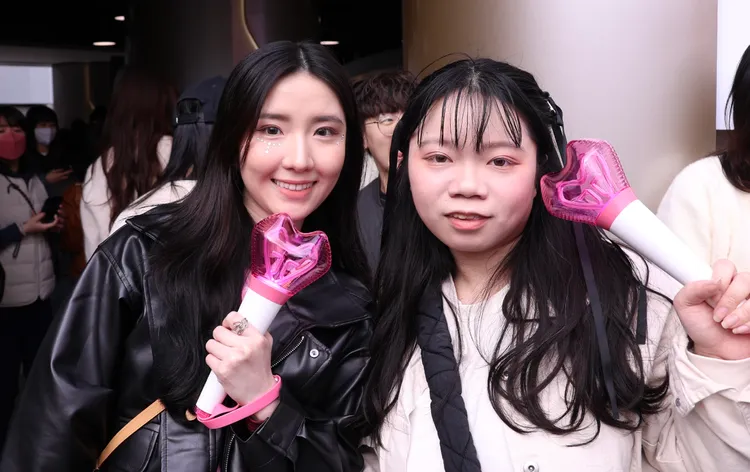 Yuva（左）、Alice排周邊排了3小時落空。莊宗達攝