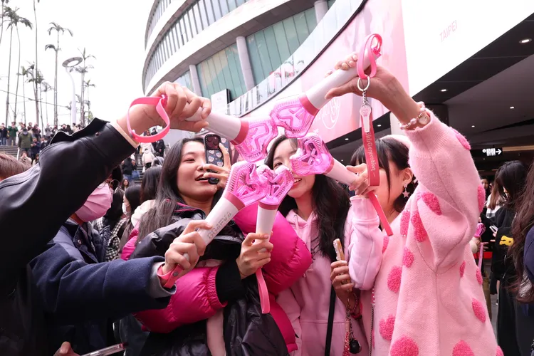 粉絲拿著少女時代手燈合照。莊宗達攝