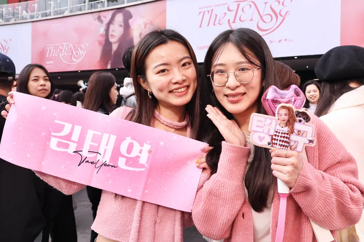 Yin（左）陪12年粉絲許芷瑜來追星，開心秀出手幅。莊宗達攝