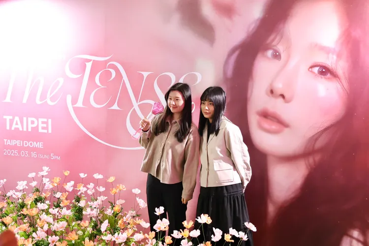 粉絲在背板打卡朝聖。莊宗達攝