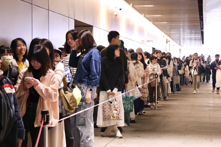 要跟背板拍照的粉絲排了大巨蛋一圈。莊宗達攝