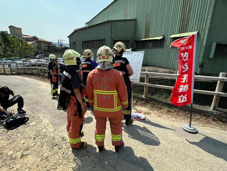 消防人員全副武裝頂著大太陽進行逼真演練，絲毫不敢懈怠。翻攝畫面