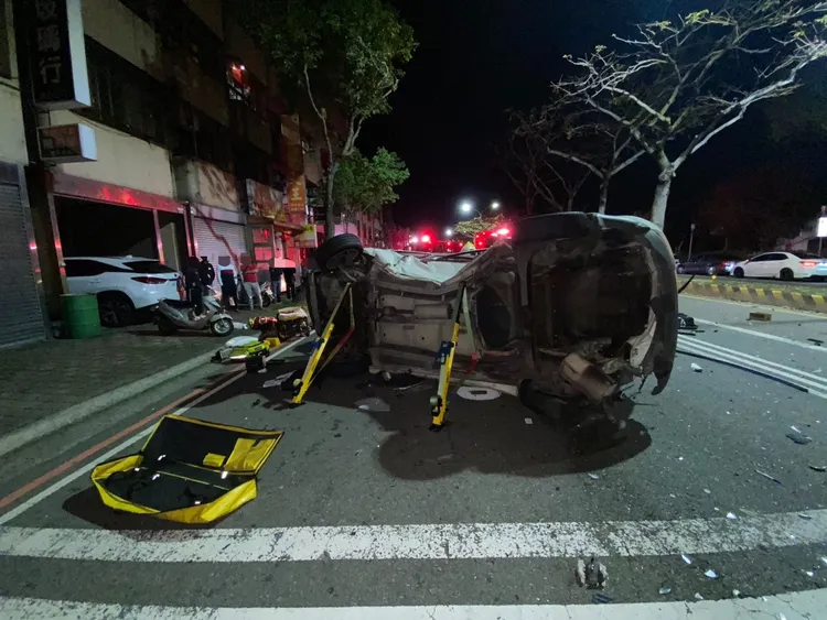 被撞側翻的自小客車受損嚴重。民眾提供