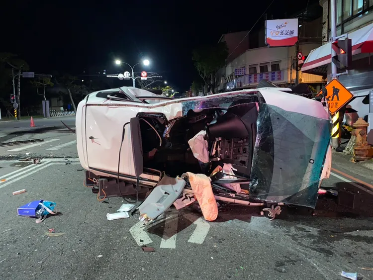 林男小客車被撞側翻，天窗全碎。民眾提供
