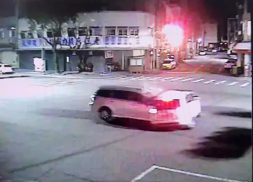 台中2車路口猛撞!1車翻覆凹爛「車頂消失」 35歲駕駛身亡