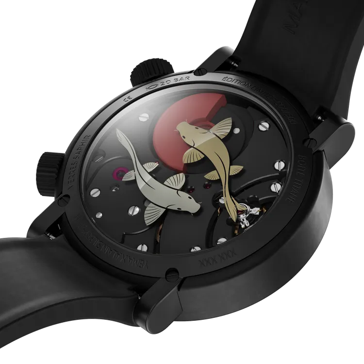 腕錶錶背鑲嵌2條象徵寧靜與毅力的錦鯉圖騰。品牌提供